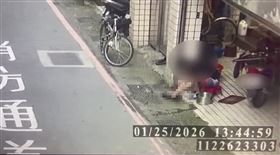 住戶宰殺斬首果子狸被監視器拍下。（圖／翻攝畫面）