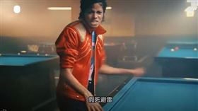 近日社群平台瘋傳一支二創改編影片，把流行樂天王麥可．傑克森的經典名曲《Beat It》二創成「避雷」。（圖／翻攝自popking101 TikTok）