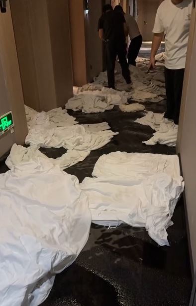 目擊者稱，飯店上下兩層樓全都大淹水。（圖／翻攝自微博）