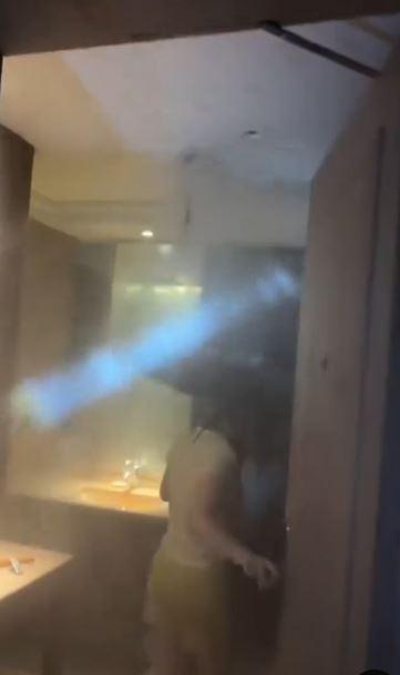 中國某飯店，消防灑水器因旅客掛衣服而失控，大量水流湧入房間。（圖／翻攝自微博）