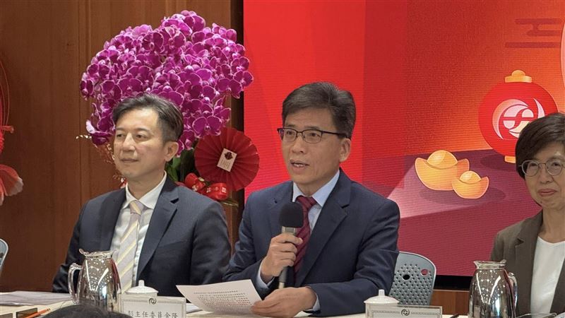 台股逼近3萬3千點，金管會主委彭金隆今鬆口，鑑於美、韓擬延長交易時間，已請證交所與櫃買中心「重新審視」台股跟進可行性。證期局強調，採開放原則、審慎態度，評估效益是否大於成本，並參考各國經驗研議配套，以接軌國際資本市場。（圖／記者師瑞德攝影）