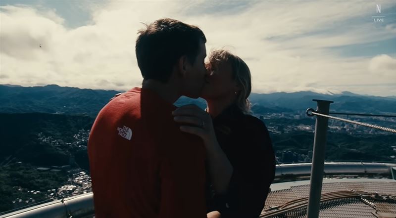 霍諾德妻子桑妮全程恐慌症發作！霍諾德登頂台北101後第一時間與妻子深吻擁抱，讓全世界人感動淚崩。（圖／翻攝自Netflix Sports）