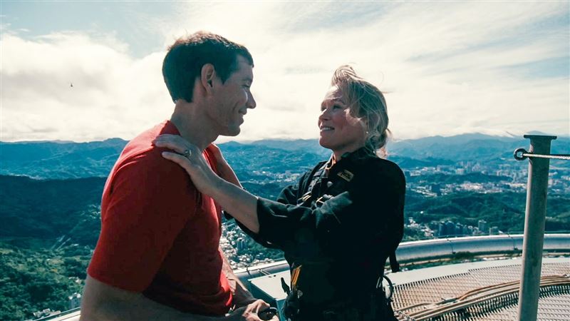 霍諾德妻子桑妮全程恐慌症發作！霍諾德登頂台北101後第一時間與妻子深吻擁抱，讓全世界人感動淚崩。（圖／Netflix提供）