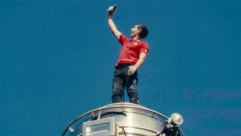 霍諾德妻子桑妮全程恐慌症發作！霍諾德登頂台北101後第一時間與妻子深吻擁抱，讓全世界人感動淚崩。（圖／翻攝自Netflix Sports）