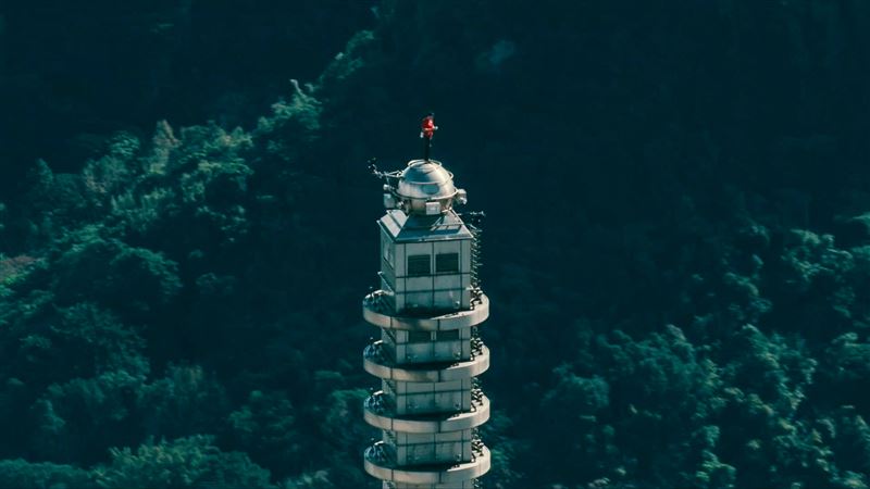 霍諾德妻子桑妮全程恐慌症發作！霍諾德登頂台北101後第一時間與妻子深吻擁抱，讓全世界人感動淚崩。（圖／翻攝自IG @Alexhonnold、Netflix提供、翻攝自Netflix Sports）