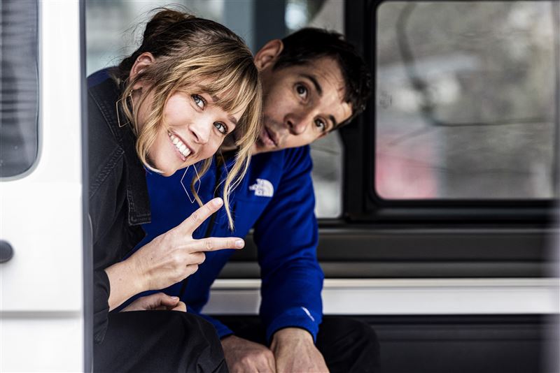 霍諾德妻子桑妮全程恐慌症發作！霍諾德登頂台北101後第一時間與妻子深吻擁抱，讓全世界人感動淚崩。（圖／Netflix提供）