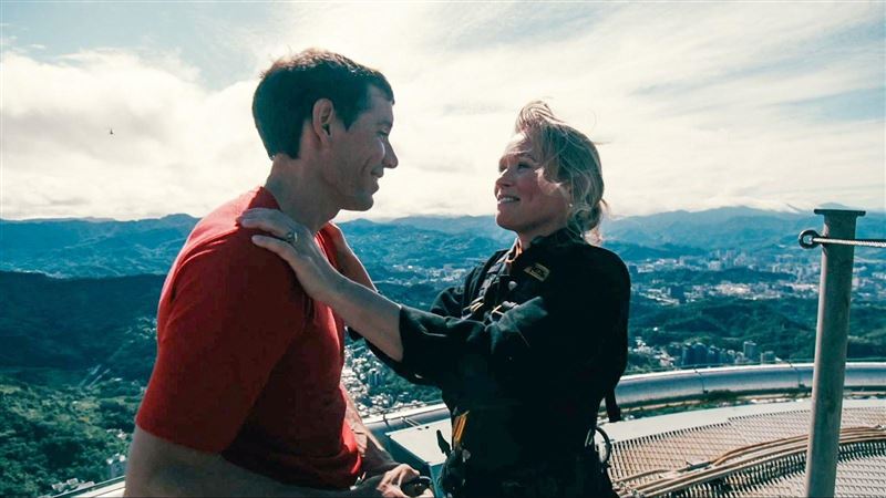 霍諾德妻子桑妮全程恐慌症發作！霍諾德登頂台北101後第一時間與妻子深吻擁抱，讓全世界人感動淚崩。（圖／翻攝自IG @Alexhonnold）