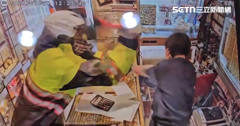桃園市中正路上某銀樓，老闆娘遭人持橡膠榔頭攻擊。（圖／翻攝畫面）