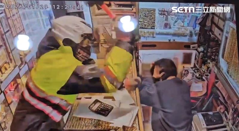 桃園銀樓濺血!男穿警雨衣持榔頭猛K闆娘