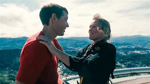 她全程目不轉睛　看霍諾德登頂台北101