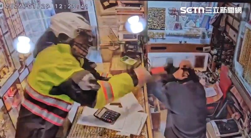 桃園市中正路上某銀樓，老闆娘遭人持橡膠榔頭攻擊。（圖／翻攝畫面）