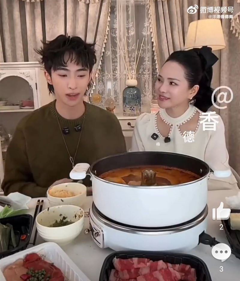 伊能靜（右）替庾澄慶解釋已讀不回原因。（圖／翻攝微博）