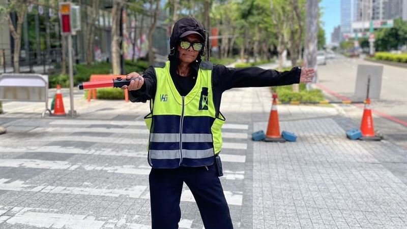 保全人員因工時較長，月薪應高於最低工資標準。示意圖為被民眾稱為「魔性指揮阿伯」的宏匯廣場保全。（圖／記者李育道攝影）