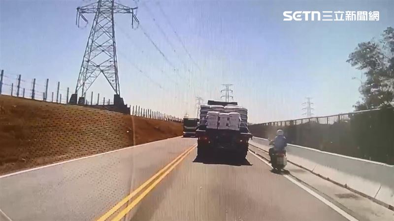 彰化和美鎮發生驚悚死亡車禍，74歲騎士沿路肩超車不慎摔倒，遭大貨車輾過頭顱，當場死亡。（圖／翻攝畫面）