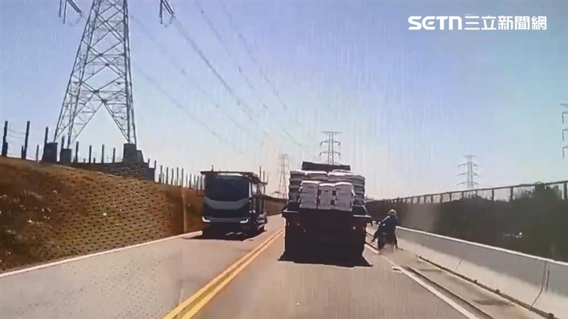 水溝蓋超車失控摔!男遭大貨車爆頭畫面曝