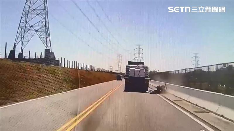 老翁倒地瞬間頭部遭大貨車輾過，當場爆頭慘死。（圖／翻攝畫面）