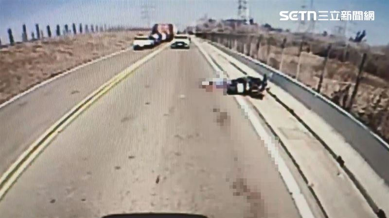 老翁倒地瞬間頭部遭大貨車輾過，當場爆頭慘死。（圖／翻攝畫面）