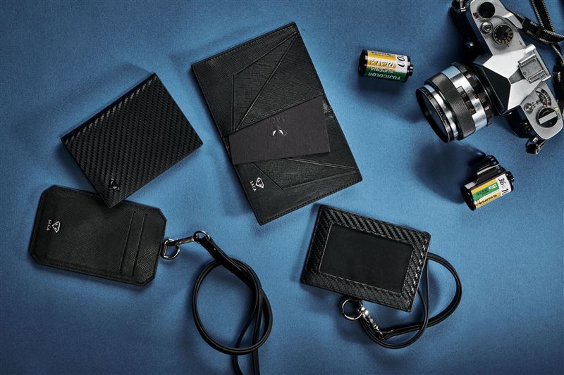 以「碳纖維」堅韌特質為靈感的台灣輕奢工藝品牌SACA，多款風格單品推出新年專屬優惠。（圖／品牌業者提供）