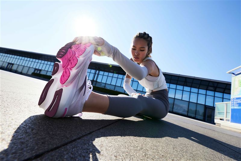 BROOKS Glycerin Flex採用DNA TUNED中底 × 分段式結構，厚實而不僵硬、彎得更靈順。（圖／品牌業者提供）