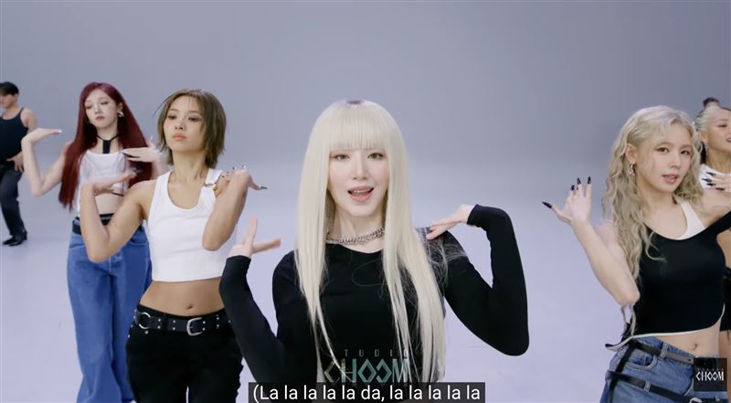 舒華以金髮齊瀏海亮相。（圖／翻攝自STUDIO CHOOM YouTube）