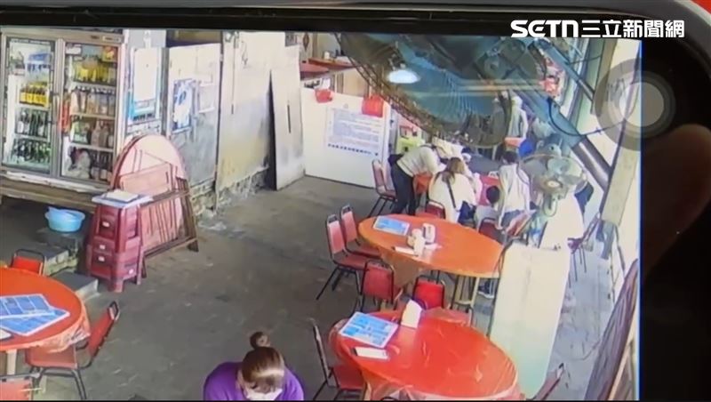 一桌人正在華僑市場準備用餐，沒想到下一秒竟然碰上交通船撞進來。（圖／翻攝畫面）