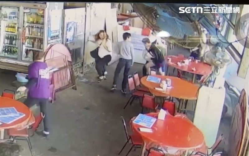 用餐客人驚慌逃竄，其中一名19歲女子受傷。（圖／翻攝畫面）