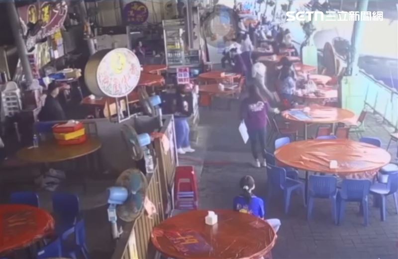 交通船撞斷欄杆驚悚畫面曝光。（圖／店家提供）