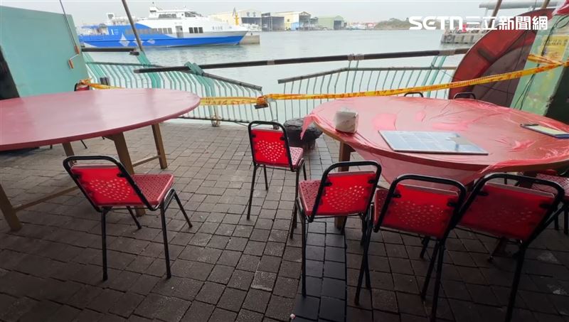 華僑市場用餐區欄杆被交通船撞斷，仍待復原中。（圖／記者朱俊傑攝影）
