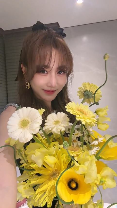 曾莞婷日前抽中Lulu婚禮捧花。(圖/翻攝自曾莞婷臉書)