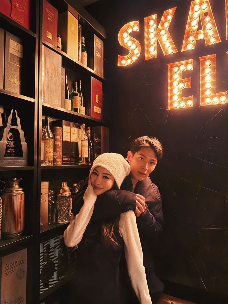 曾莞婷為了電影宣傳,公開與柯震東親密合照。(圖/翻攝自曾莞婷臉書)