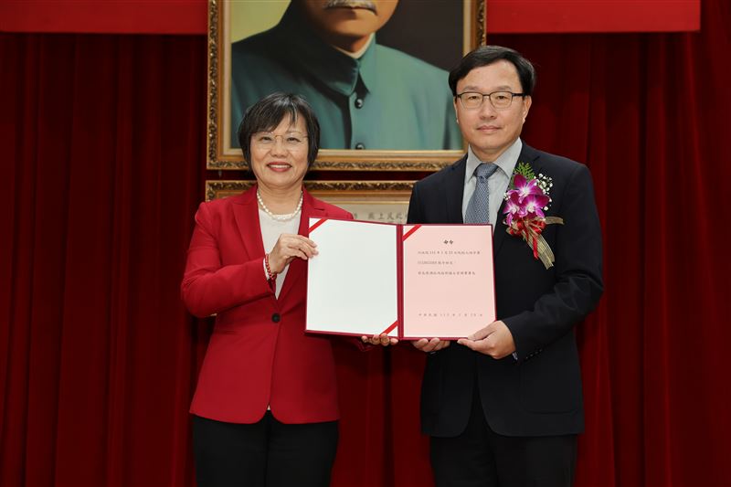 內政部國土管理署今（29）日舉行署長交接及宣誓典禮，新任署長由內政部參事蔡長展（圖右）接任。(圖/國土署提供)