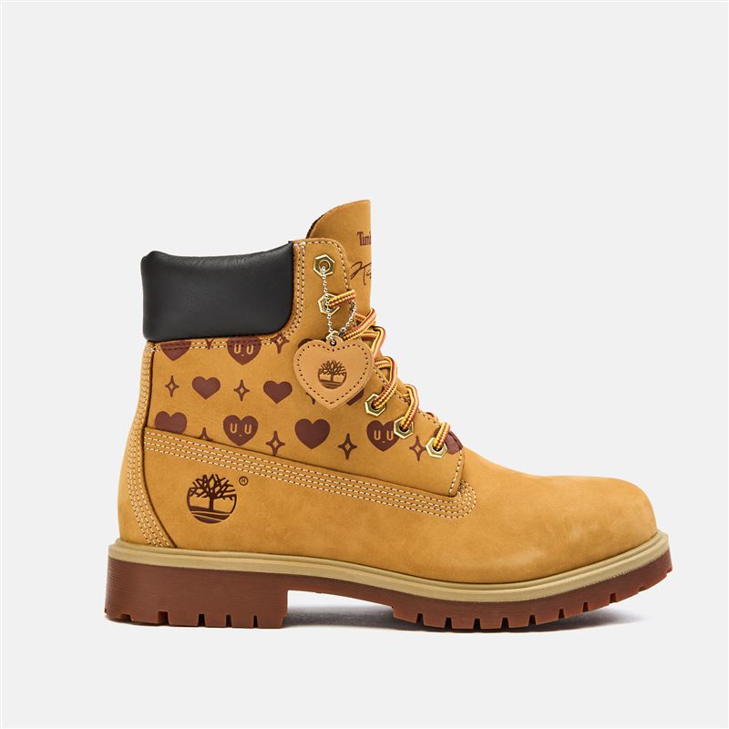 愛心人著黃靴俏皮登場。（圖／品牌業者提供）