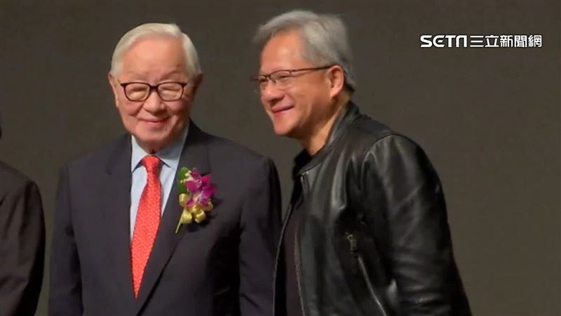 輝達執行長黃仁勳今下午1點抵台，赴下榻飯店附近剪完髮就回去休息，一直到近晚間5點被直擊現身台北大直，手提神秘紙盒，親赴台積電創辦人張忠謀住家拜會，引發外界高度關注。黃仁勳每次來台幾乎都會安排拜會張忠謀，雙方深厚私交與象徵意義，成為科技圈關注焦點。（圖／三立電視台）