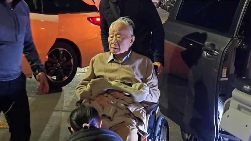 輝達執行長黃仁勳今下午1點抵台，赴下榻飯店附近剪完髮就回去休息，一直到近晚間5點被直擊現身台北大直，手提神秘紙盒，親赴台積電創辦人張忠謀住家拜會，晚間6點，黃仁勳、張忠謀被目擊雙赴北市嘉佩樂酒店1樓粵式餐廳榕居用餐。其中張忠謀被直擊到坐著輪椅赴約，備受關注。（圖／三立電視台）