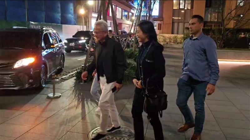 輝達執行長黃仁勳今下午1點抵台，赴下榻飯店附近剪完髮就回去休息，一直到近晚間5點被直擊現身台北大直，手提神秘紙盒，親赴台積電創辦人張忠謀住家拜會，晚間6點，黃仁勳、張忠謀被目擊雙赴北市嘉佩樂酒店1樓粵式餐廳榕居用餐。（圖／三立電視台）