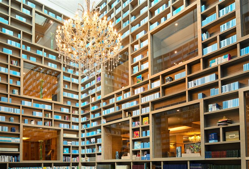 大地酒店大廳「光陰部落藏書閣」空間寬敞舒適。（圖／飯店旅宿業者提供）