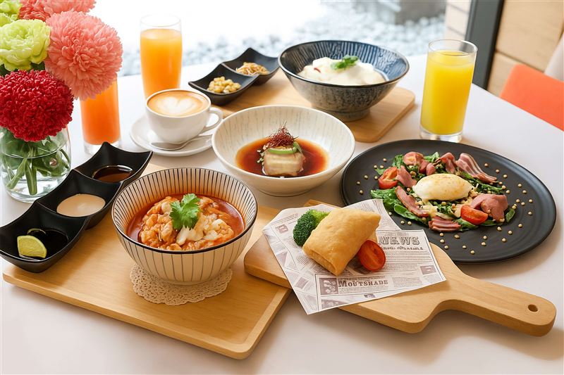 入住「大地侏儸紀，恐龍大復活」寒假住房專案，即可享用豐盛活力早餐，為親子一天的探索行程補充滿滿能量。（圖／飯店旅宿業者提供）