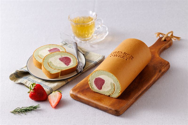 開心果生乳捲使用北海道四葉鮮奶油搭配濃郁開心果醬與玫瑰覆盆子果餡。（圖／飯店旅宿業者提供）