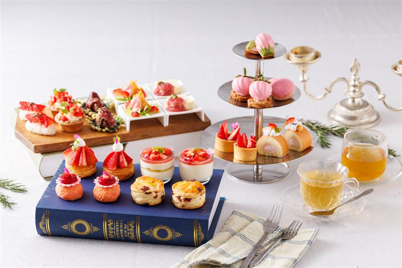 JR東日本大飯店台北的草莓季雙人下午茶，集結共14款鹹甜點心，售價1,480元+10%。（圖／飯店旅宿業者提供）