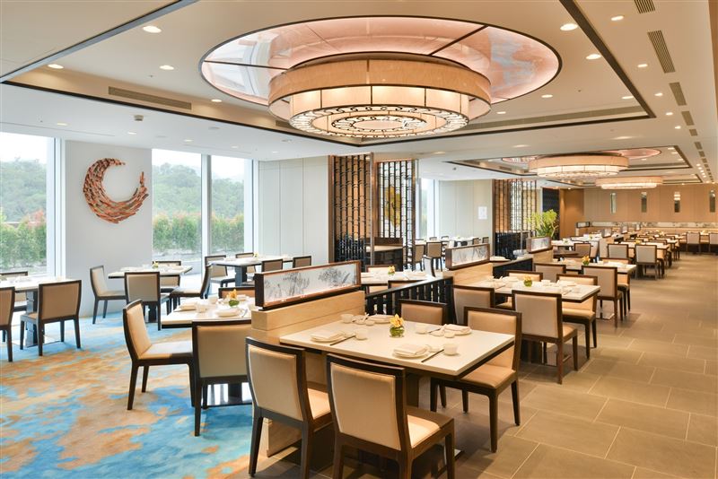 台北六福萬怡酒店粵亮廣式料理以永續餐飲為核心，採用非籠飼養雞蛋，並優先使用導入循環經濟概念的「六福淺山農場」作物，運用在「香檸桂花蜜地」「仙草花旗參燉鷄湯」等菜色中。並已連續六年獲AMOT溯源餐廳履歷認證。（圖／飯店旅宿業者提供）