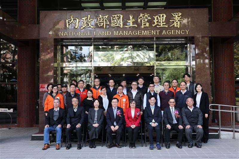 內政部國土署今(29)日舉行署長交接典禮,由內政部長劉世芳授證、前高雄水利局長蔡長展走馬上任。(圖/內政部國土署提供)