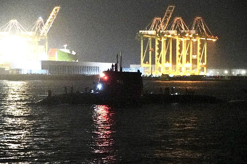 潛艦國造原型艦海鯤艦29日首度展開潛航測試，上午從高雄港區出海，至晚間返航，回程潛艦上依舊可見多名人員。（圖／中央社）