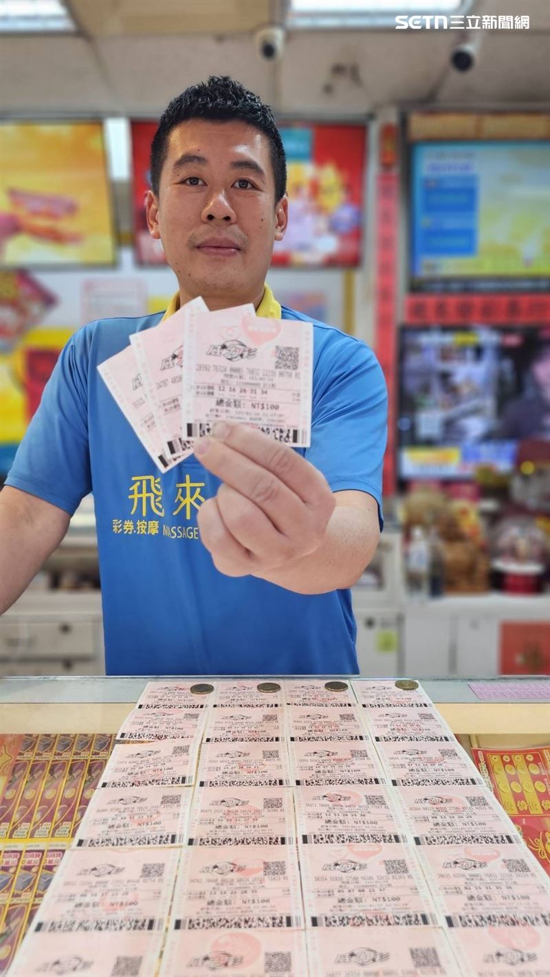 士林夜市知名「飛來發彩券行」店長黃偉祺。（圖／黃偉祺提供）