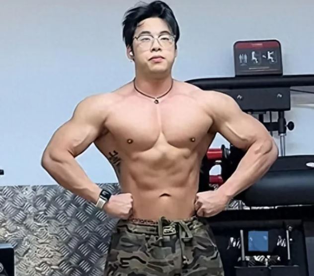 畢嘉琪在健身圈以「苦練」聞名，社交平台上常曬出他壯碩的身材。（圖／翻攝自微博）