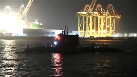 首度潛航測試　海鯤艦夜間返航（3）潛艦國造原型艦海鯤艦29日首度展開潛航測試，上午從高雄港區出海，至晚間返航，回程潛艦上依舊可見多名人員。中央社記者董俊志攝　115年1月29日