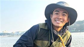 融融體驗徒手抓竹蟶。(圖／八大提供）