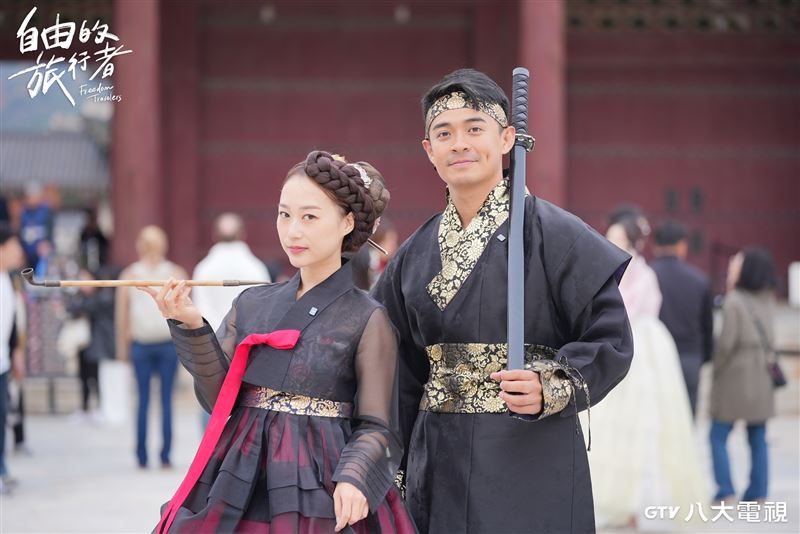 融融（右）與咪蕾換古裝。(圖／八大提供）