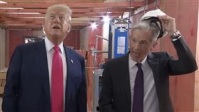 ▲川普到聯準會「翻修現場」與聯準會主席鮑威爾談話。（圖／翻攝自白宮官方YT） 