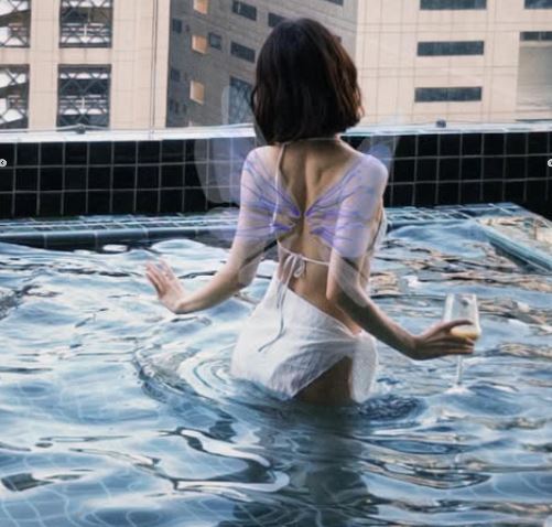 周冬雨身材被酸像小孩，但還是很多粉絲覺得這樣也很美。（圖／翻攝自周冬雨IG）