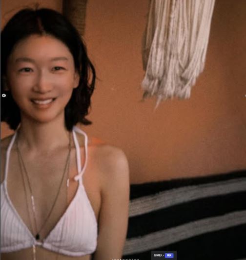 周冬雨身穿白色比基尼，自信展現其纖細的「平板身材」。（圖／翻攝自周冬雨IG）